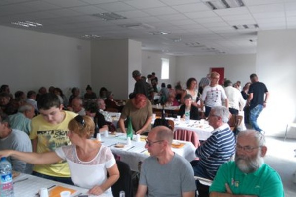 repas convivial entre les habitants, leurs familles et les amis